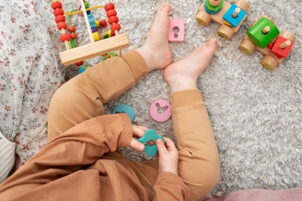 Busy Board par âge : 1 an, 18 mois, 2 ans — que choisir ?