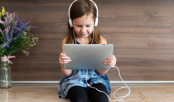 Limite de décibels pour un casque enfant : quel volume sans risque ?