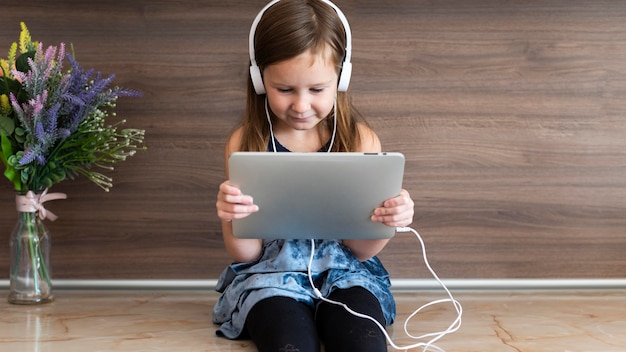 Limite de décibels pour un casque enfant : quel volume sans risque ?